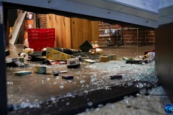 La Chaos: Penjarahan Toko Besar dan Apotek Ganja Sekaligus La Chaos: Penjarahan Toko Besar dan Apotek Ganja Sekaligus