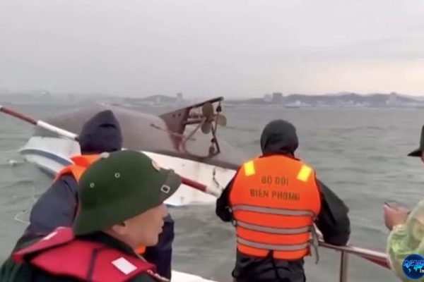 Teluk Vietnam: Kapal Terbalik, 34 Korban Jiwa Mengenaskan Teluk Vietnam: Kapal Terbalik, 34 Korban Jiwa Mengenaskan