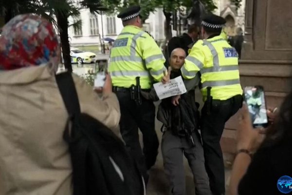 London Geger: 55 Aktivis Ditahan Saat Aksi Solidaritas Palestina London Geger: 55 Aktivis Ditahan Saat Aksi Solidaritas Palestina