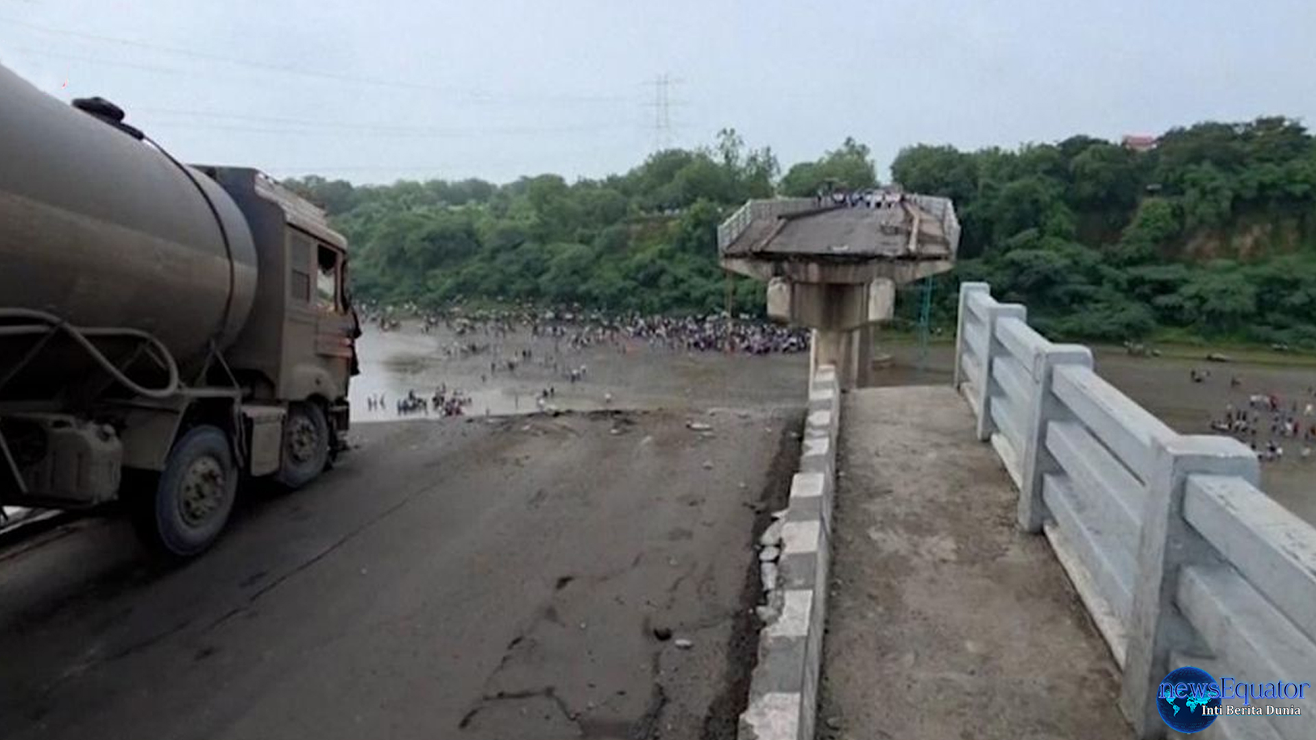Runtuhnya Jembatan di India Bawa Petaka, 10 Orang Tewas