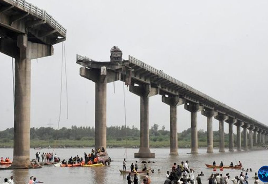 Runtuhnya Jembatan di India Bawa Petaka, 10 Orang Tewas