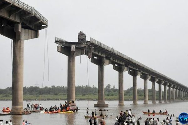 Runtuhnya Jembatan di India Bawa Petaka, 10 Orang Tewas Runtuhnya Jembatan di India Bawa Petaka, 10 Orang Tewas