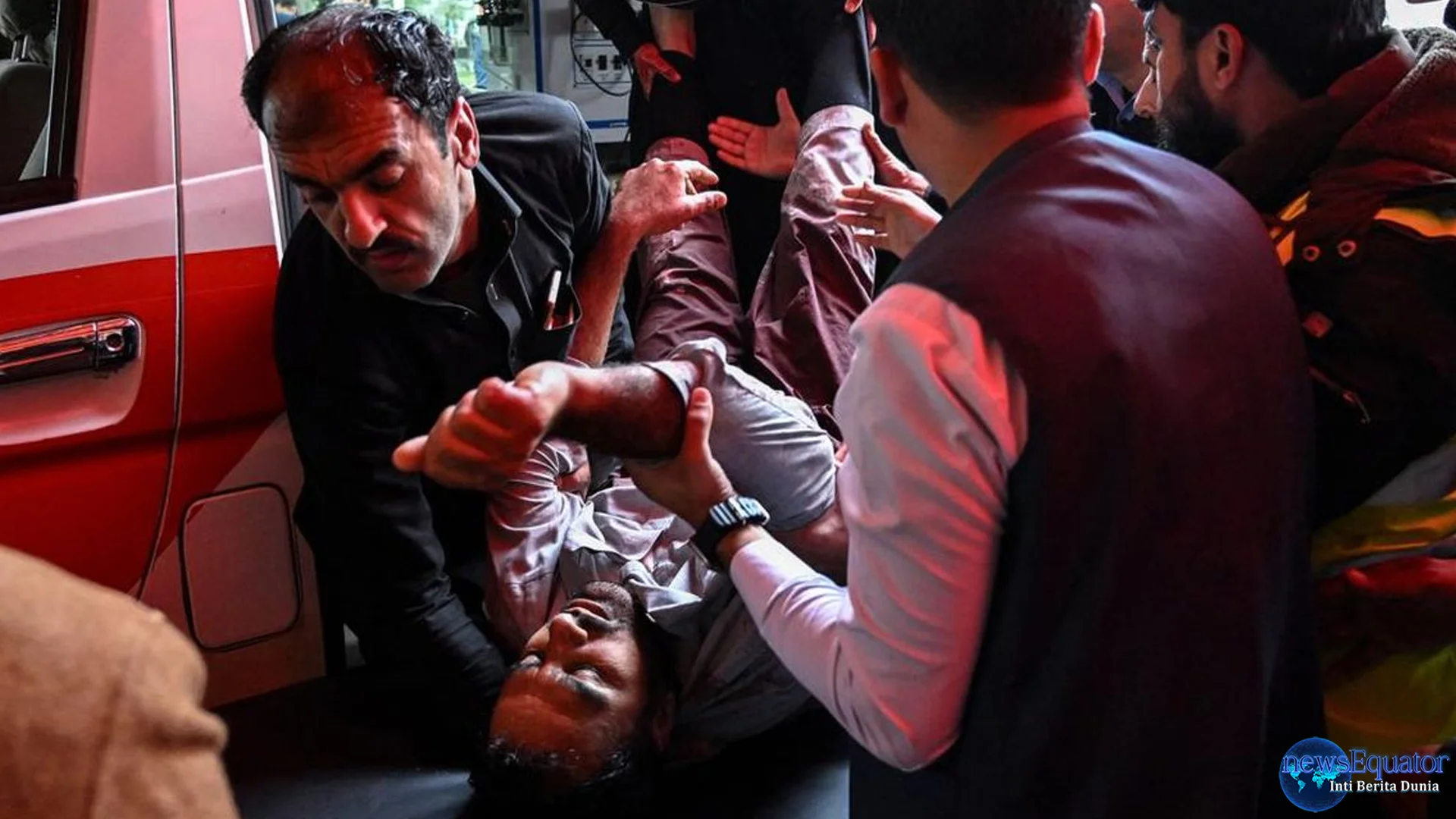 Bom Bunuh Diri Guncang Masjid Pakistan, Korban 30 Tewas dan 100 Luka