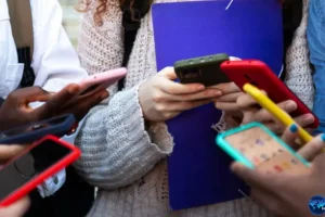 Aturan Baru Spanyol Batasi Anak di Bawah 16 Tahun Pakai Medsos