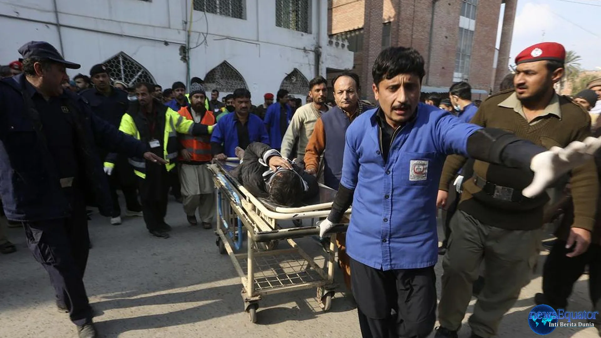 Bom Bunuh Diri Guncang Masjid Pakistan, Korban 30 Tewas dan 100 Luka