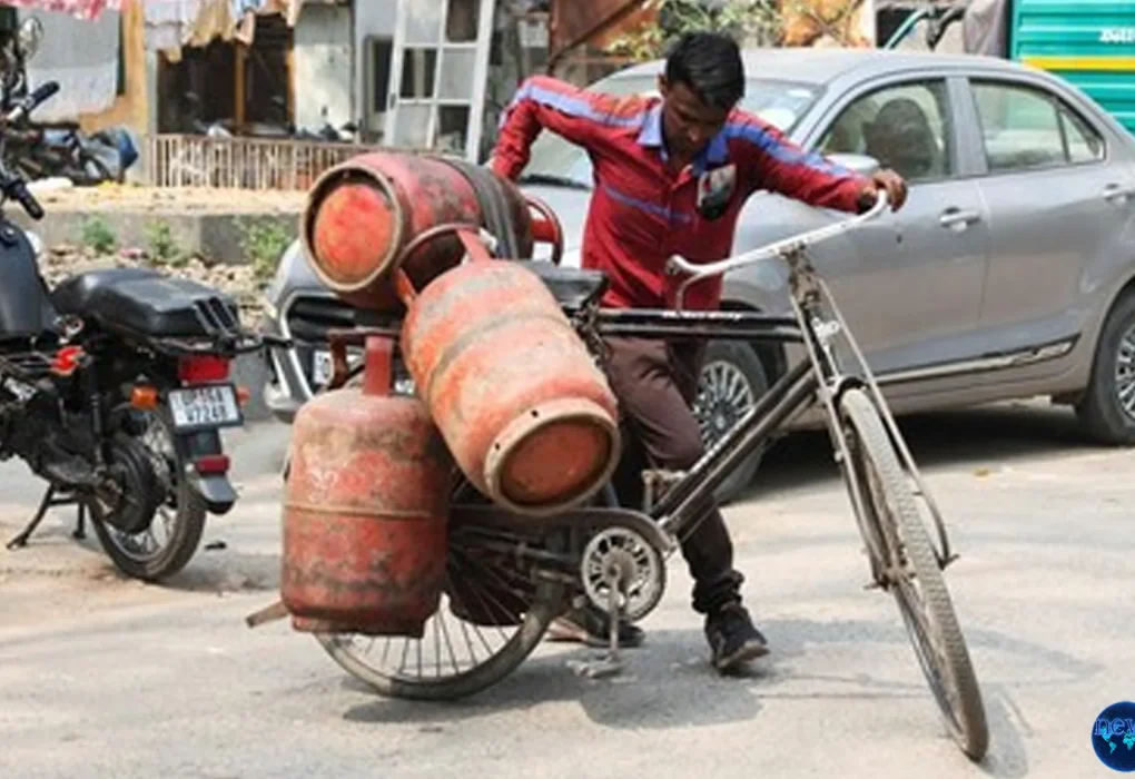 India Krisis LPG Warga Miskin Memasak Dengan Kayu Bakar 4 Kali Lebih