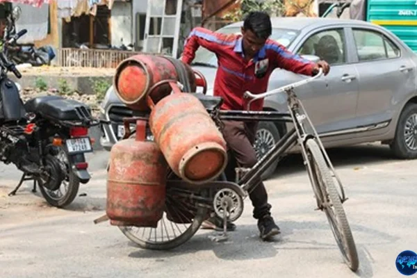 India Krisis LPG Warga Miskin Memasak Dengan Kayu Bakar 4 Kali Lebih