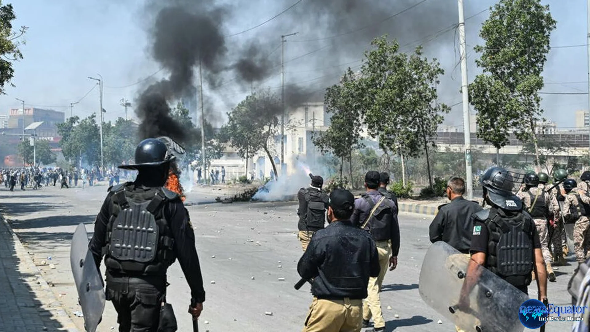 9 Korban Jiwa Akibat Demonstran Serbu Konsulat AS Di Kota Karachi