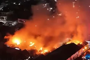 Kebakaran Hebat di Gudang Kasur Peru Butuh 5 Jam Padamkan Api