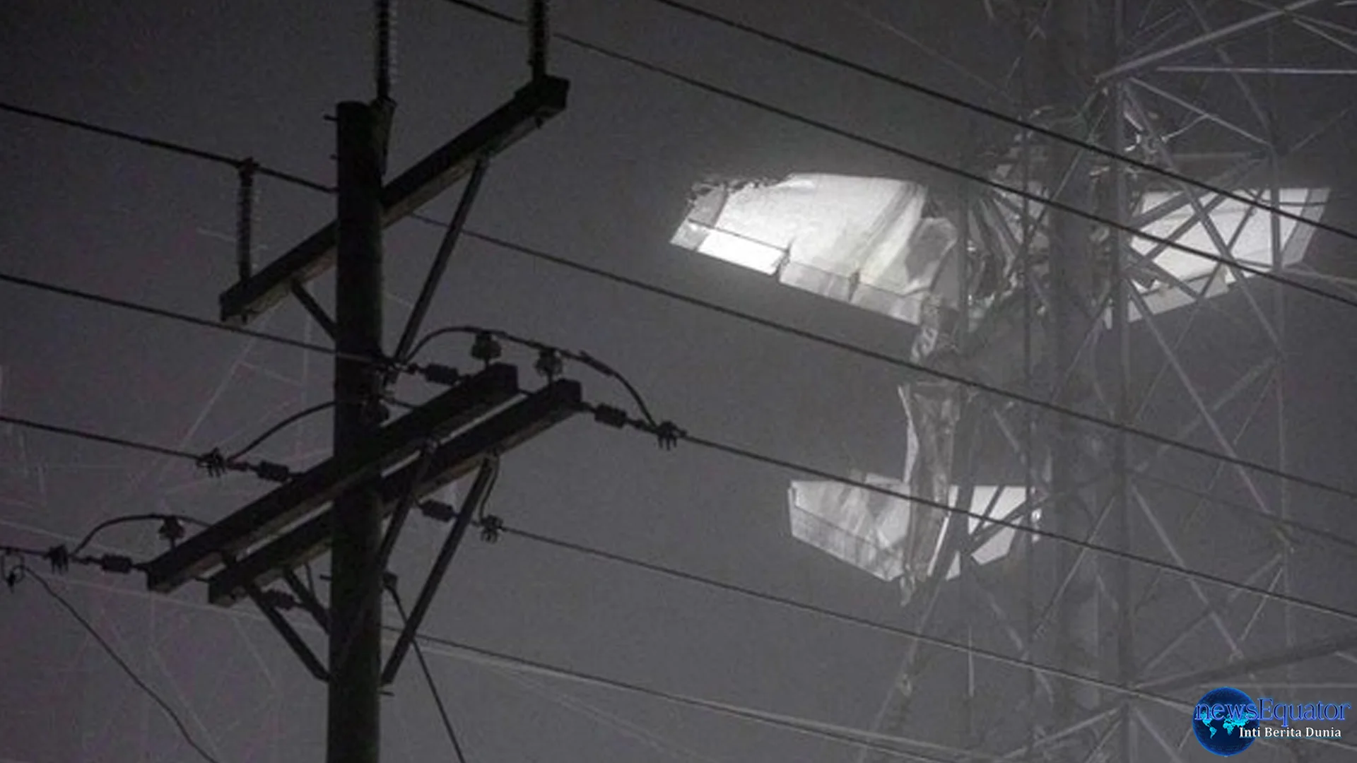 Tragedi Detik Detik Pesawat Hantam Tiang Listrik 3 di AS 