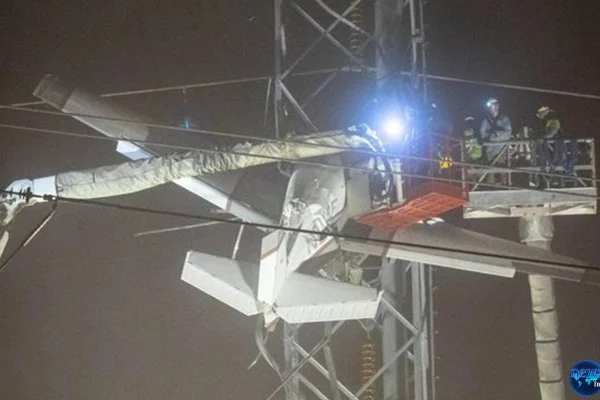 Tragedi Detik Detik Pesawat Hantam Tiang Listrik 3 di AS