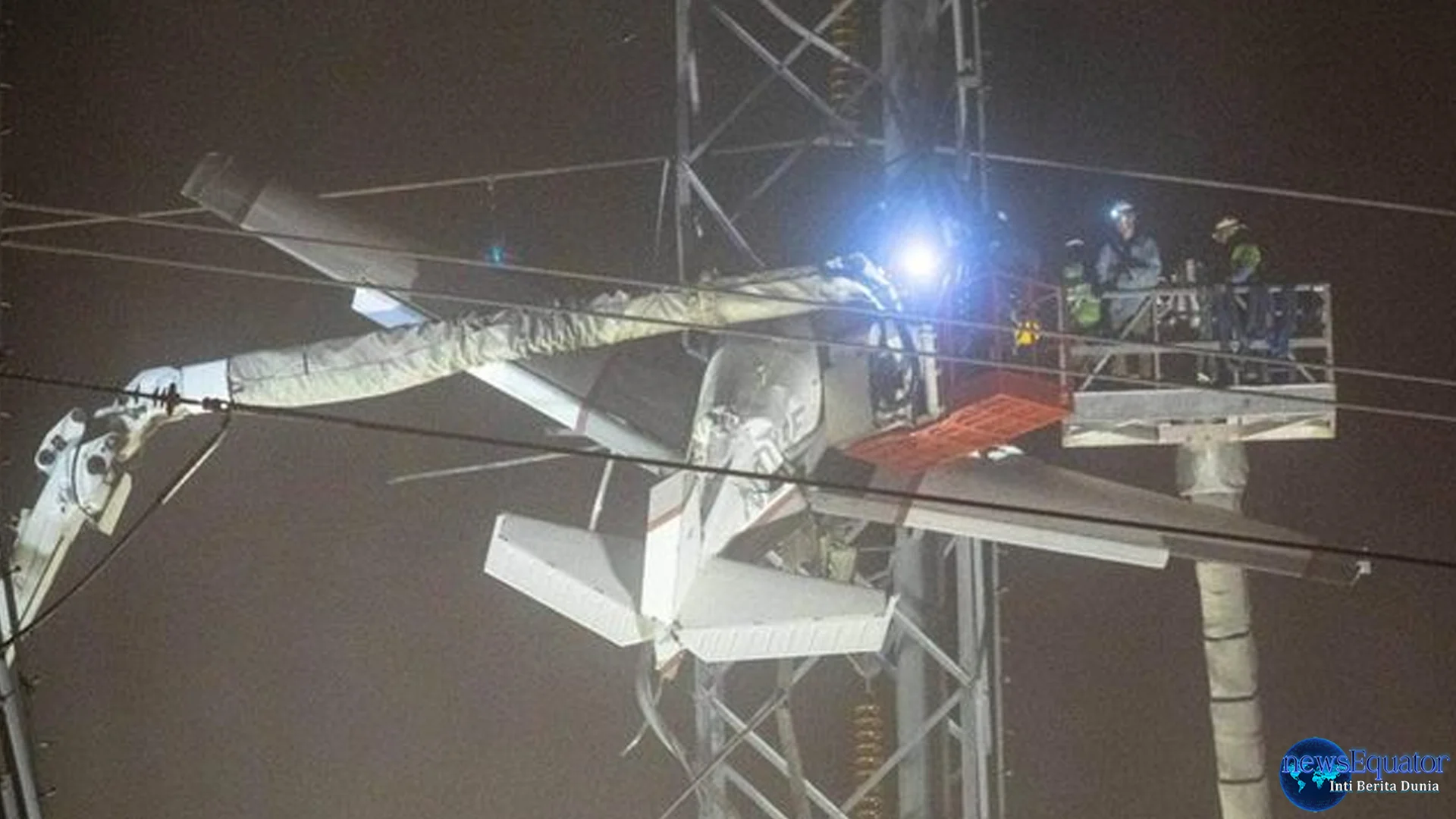 Tragedi Detik Detik Pesawat Hantam Tiang Listrik 3 di AS