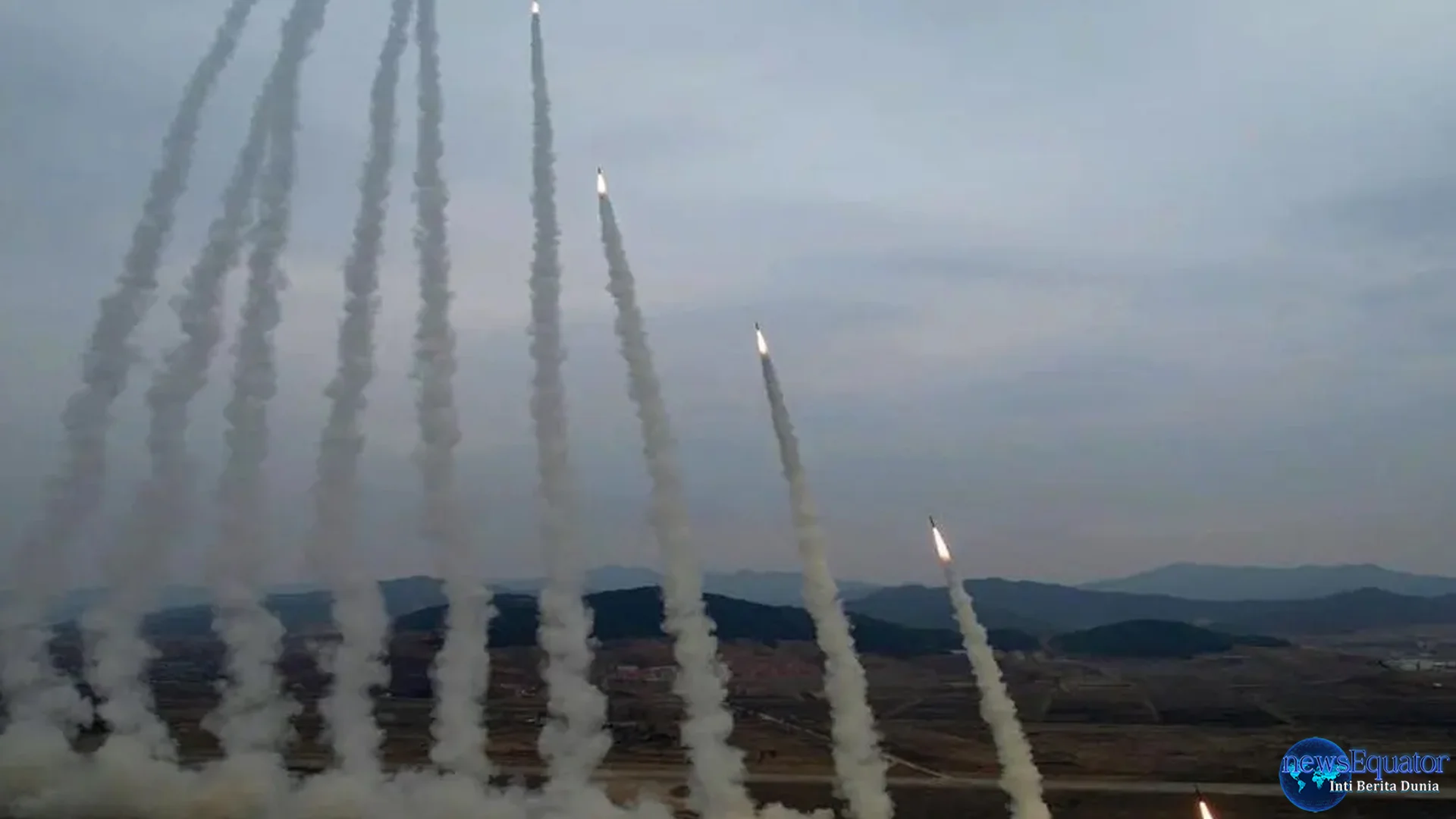 Kim Jong Un Naik Kapal Perang Pantau 12 Rudal Jelajah Diuji Coba Asli